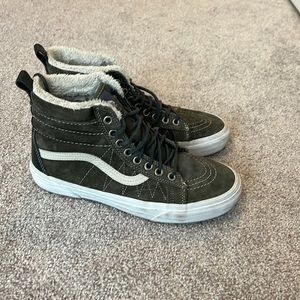 Women’s SK8-Hi MTE-1 high top vans. Gently used condition.